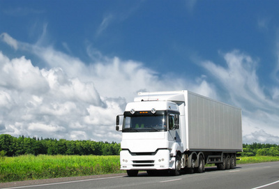 卡车在路,蓝蓝的天空,货物运输概念